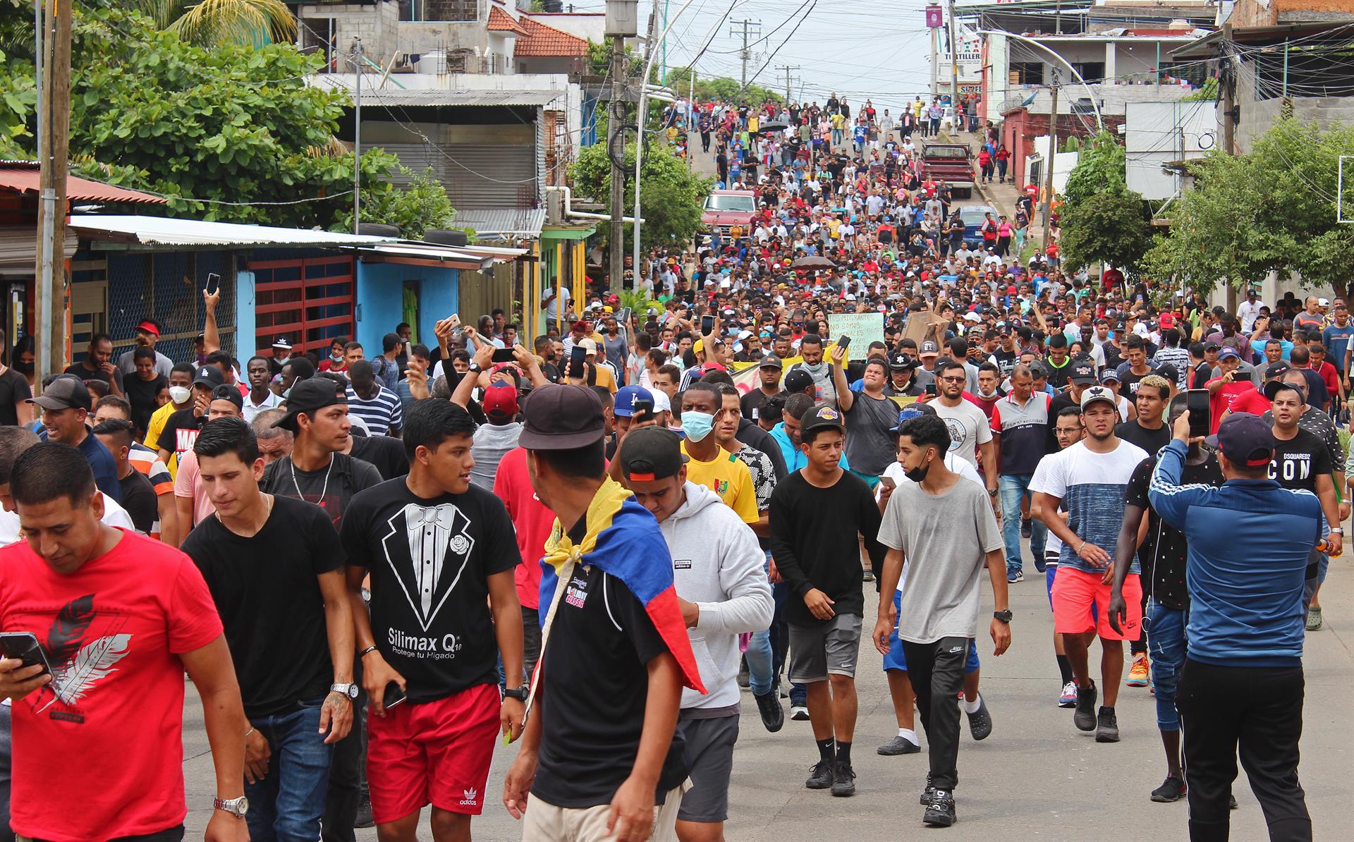 Migrantes marchan en Tapachula; amenazan con nueva caravana