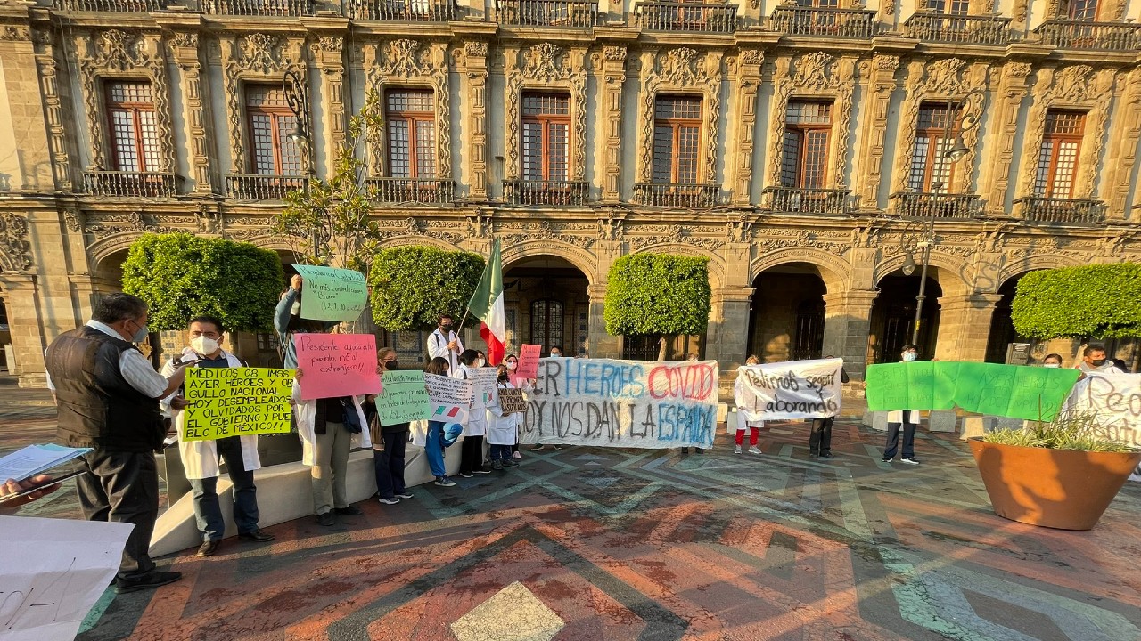 Protestan médicos frente a Palacio Nacional.