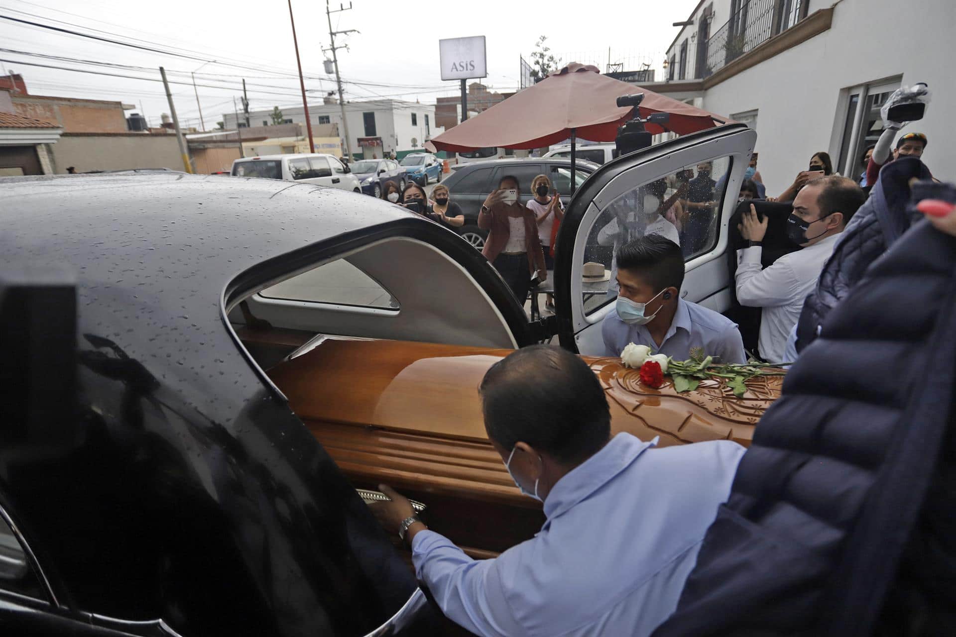 Dos hombres cargan el ataúd de la activista y abogada Cecilia Monzón, asesinada en el estado de Puebla (EFE)