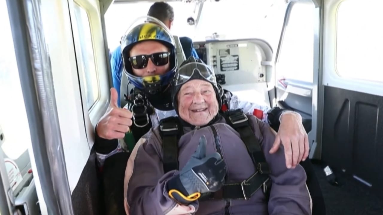 Mujer de 103 rompe récord mundial por ser la persona más anciana en saltar en paracaídas