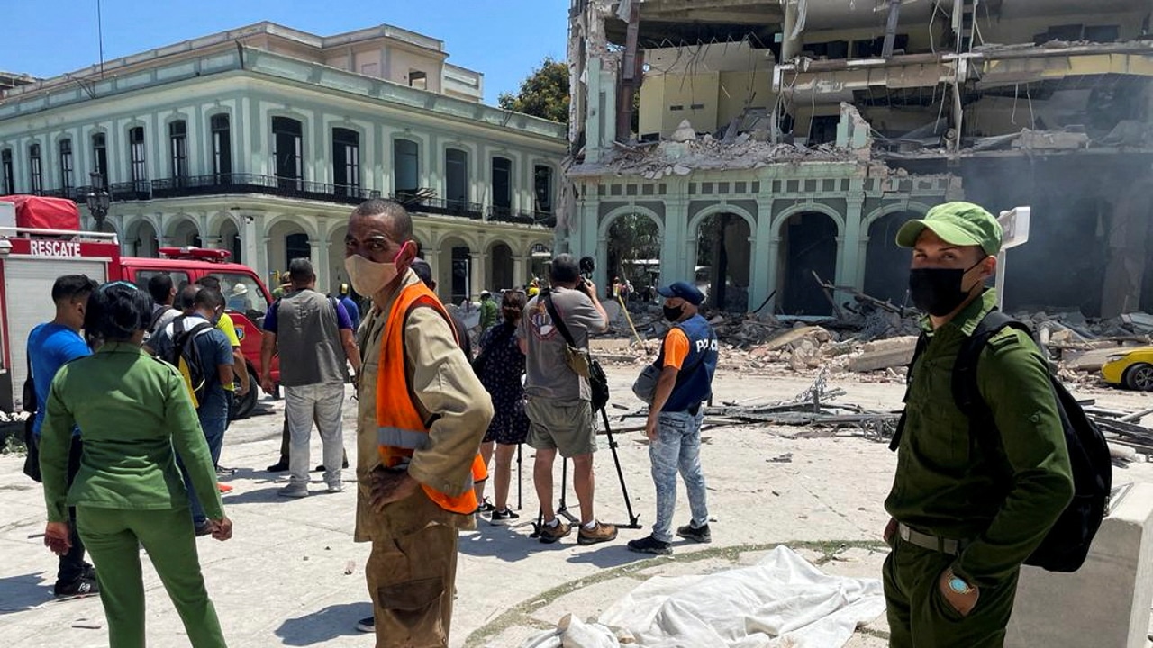 Reportan al menos cuatro personas muertas por explosión en hotel de La Habana, Cuba
