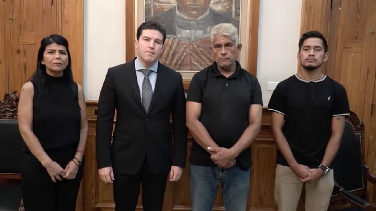 Samuel García, gobernador de Nuevo León, junto a Gerardo Martínez, padre de Yolanda, joven desaparecida y encontrada muerta (Facebook: Samuel García)