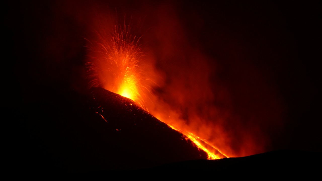 Se abren dos nuevas bocas en el volcán Etna, que lleva dos semanas en erupción
