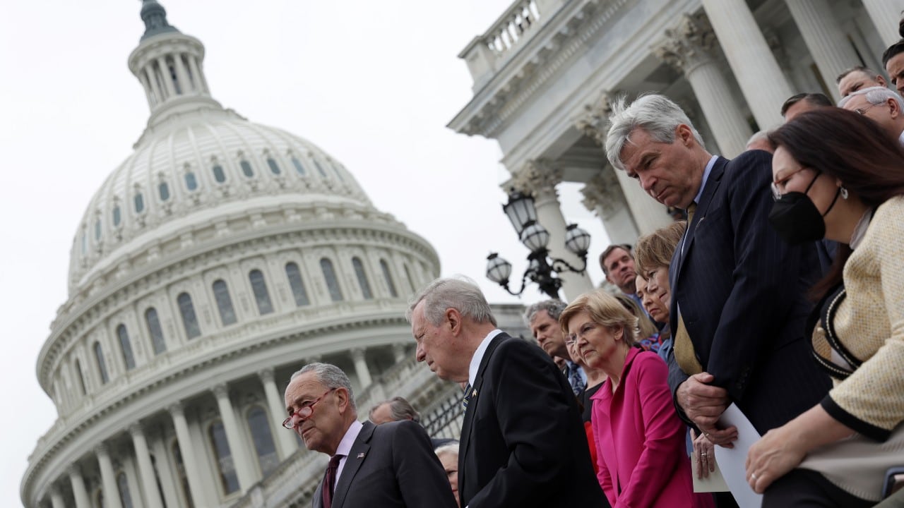 El líder de la mayoría del Senado de EE. UU., el senador Chuck Schumer (izq.) (Getty Images)