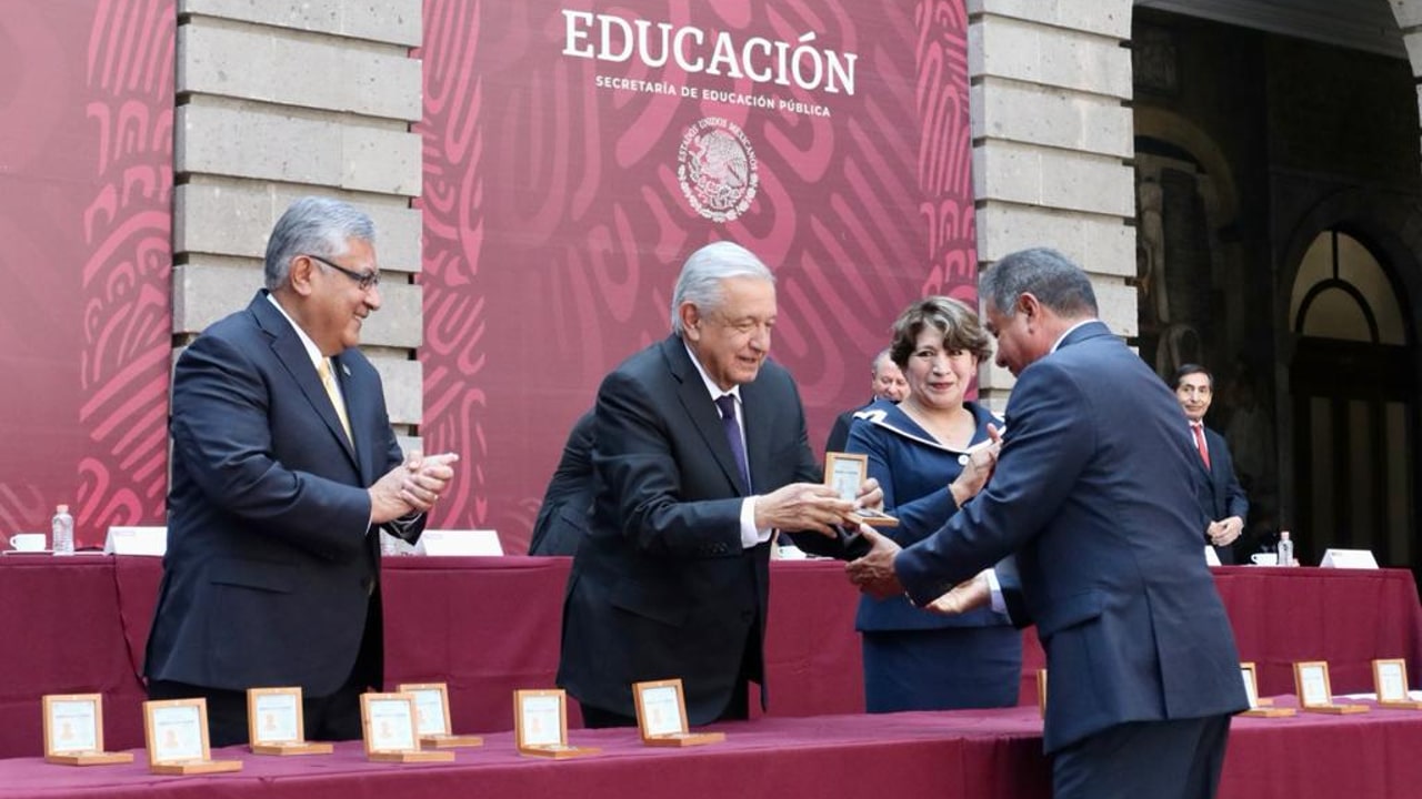 El presidente Andrés Manuel López Obrador hizo entrega de la medalla “Maestro Altamirano 2022” y del galardón “Maestro Rafael Ramírez”
