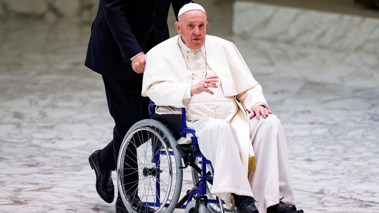 El papa Francisco utiliza silla de ruedas por fuerte dolor de la rodilla