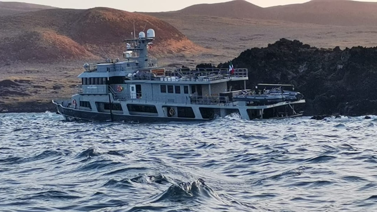 Marina rescata a 25 personas tras encallar el buque en el que viajaban