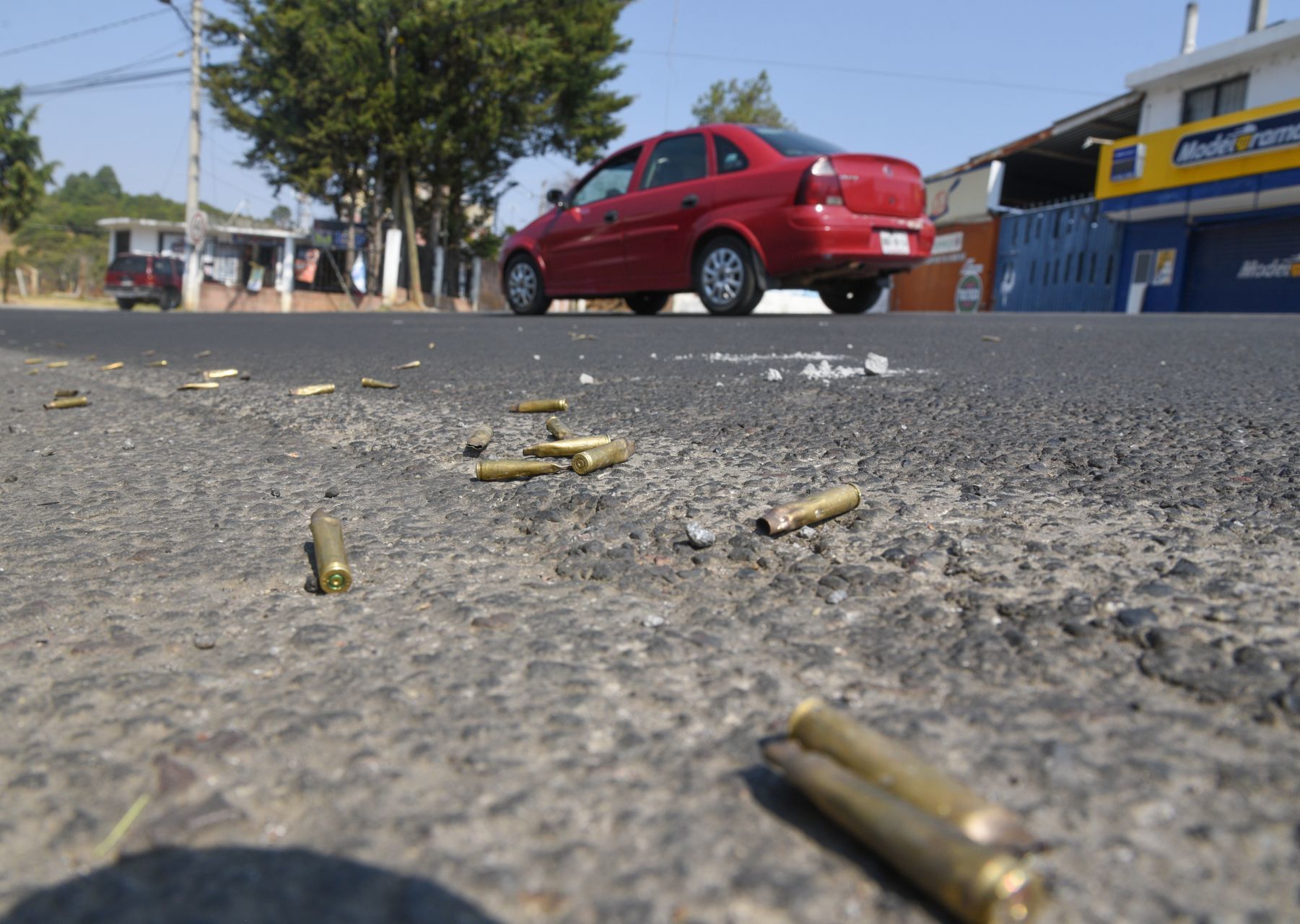 Casquillos en inmediaciones del Centro de Justicia de Sultepec, Edomex, tras haber sido baleado por comando armado (Cuartoscuro)