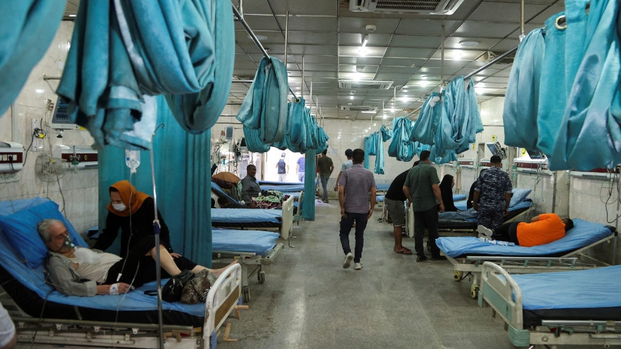 Suman 500 hospitalizados por continuas tormentas de arena en Irak