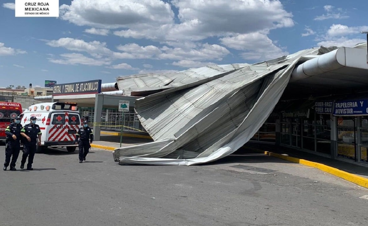 Se desploma techo de terminal de autobuses de Atlacomulco
