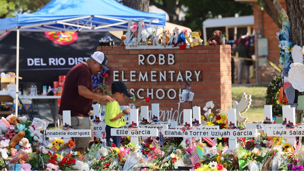 Personas visitan el memorial para recordar a las 21 víctimas asesinadas en un tiroteo en la escuela primaria Robb.