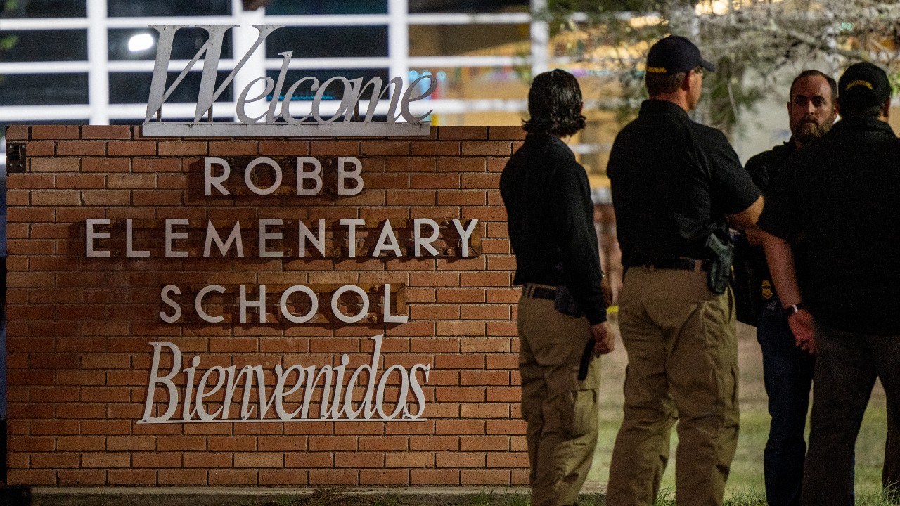 Agentes afuera de la escuela primaria Robb luego del tiroteo masivo en Uvalde, Texas (Getty Images)