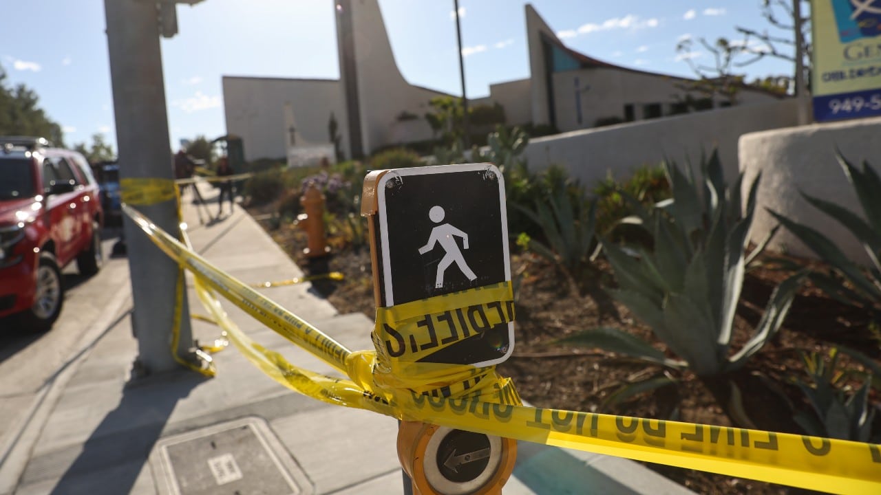 Autoridades resguardan la escena de un tiroteo en la Iglesia Presbiteriana de Ginebra en Laguna Woods, California (Getty Images)
