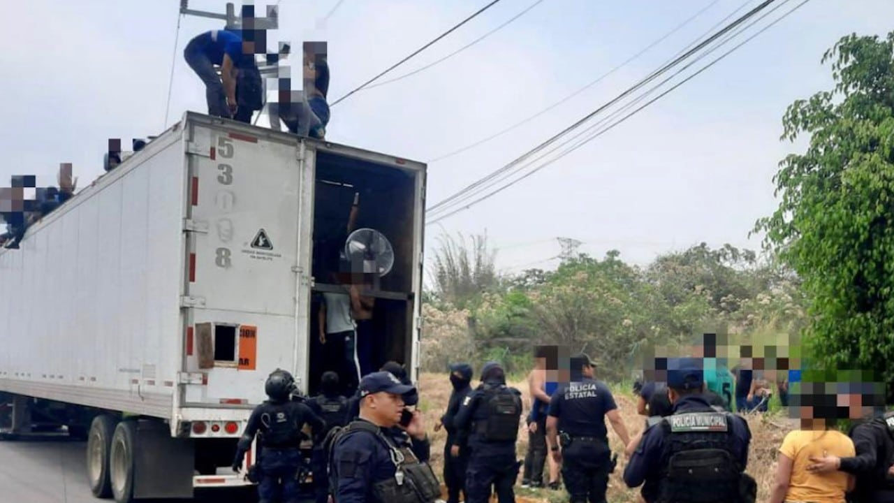 Autoridades resguardaron a 150 migrantes que fueron abandonados en la autopista Córdoba-Orizaba (Twitter: @SP_Veracruz)