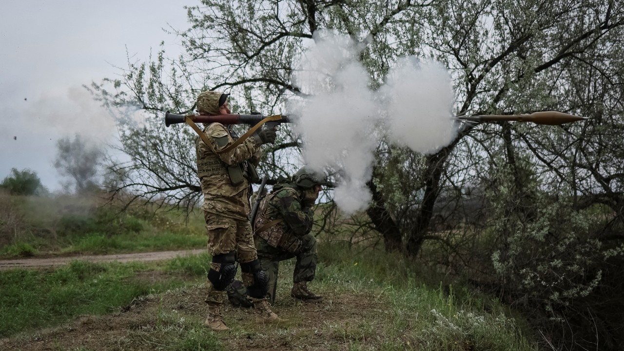 Rusia retira tropas de Járkov mientras busca avanzar hacia el Donbás