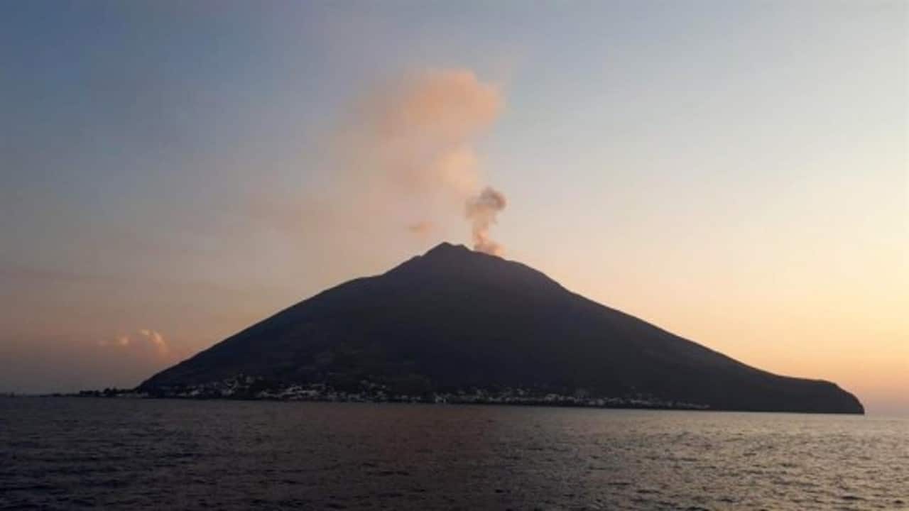 Un incendio arrasa la isla volcánica de Stromboli, en el sur de Italia