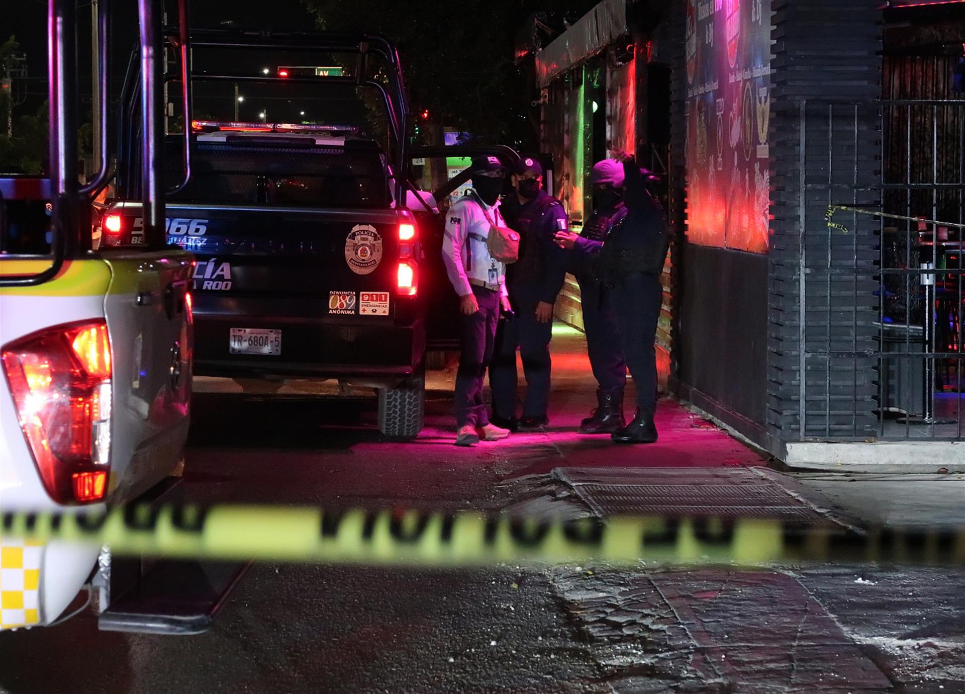 Un muerto, seis lesionados y un detenido, saldo de ataques armados a tres bares en Cancún.