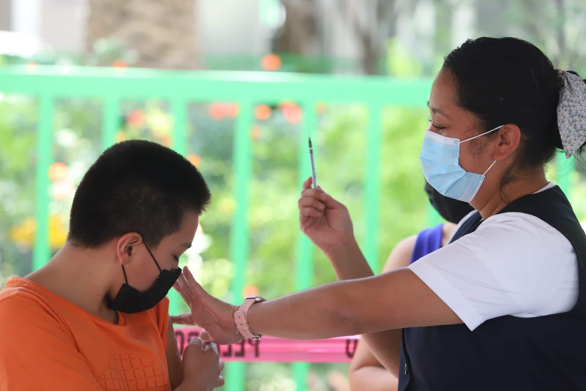 Adolescente recibe vacuna por parte de una enfermera de los Servicios de Salud de la Ciudad de México contra COVID-19 (Cuartoscuro)
