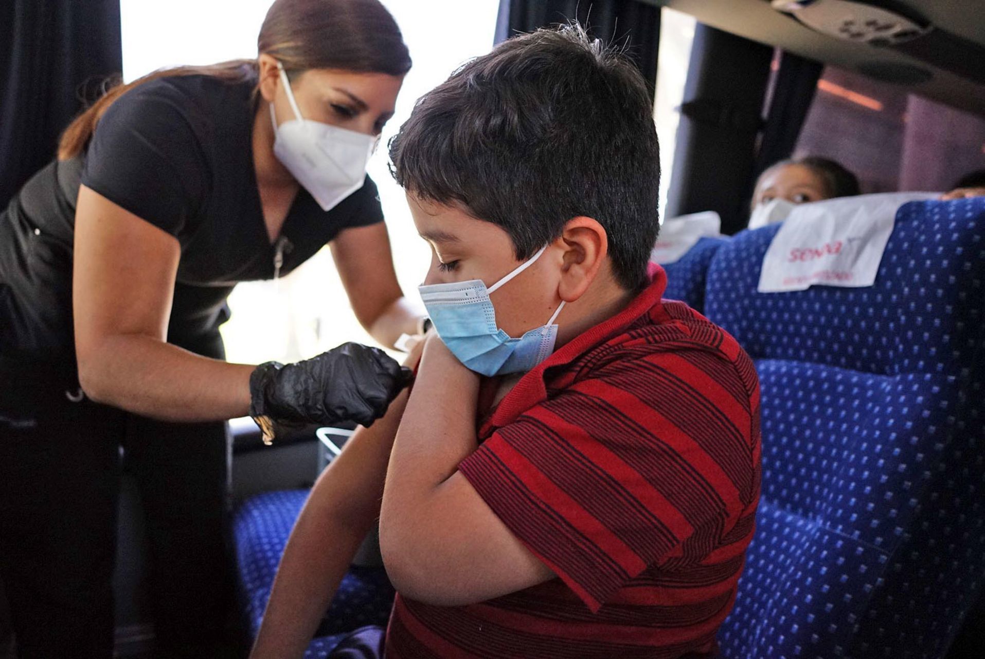 Los primeros niños de entre 5 y 11 años reciben la vacuna Pfizer en el puente internacional de Laredo, Texas, como parte del Programa de Vacunación Transfronterizo, que organiza el Gobernador de Nuevo León, Samuel García Sepúlveda desde agosto de esta año.