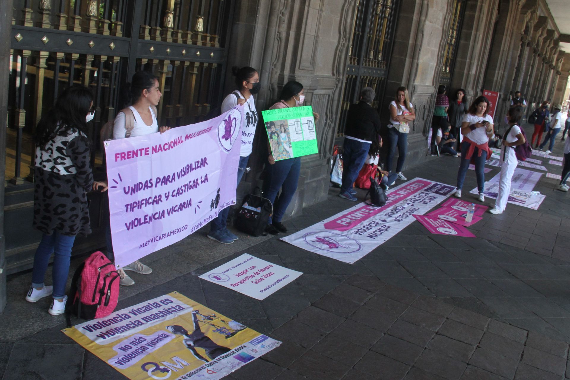 Un grupo de mujeres se manifestó contra la violencia vicaria frente al ex Palacio de Ayuntamiento en CDMX (Cuartoscuro)