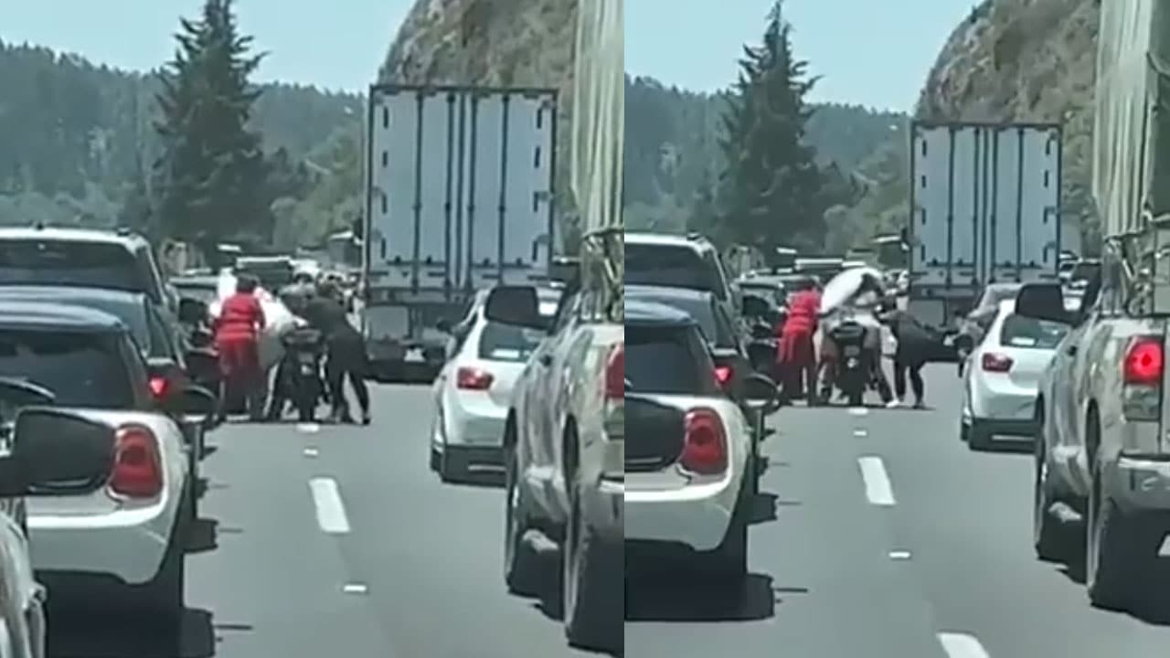 Video motociclista dando aventón a novia atorada trafico