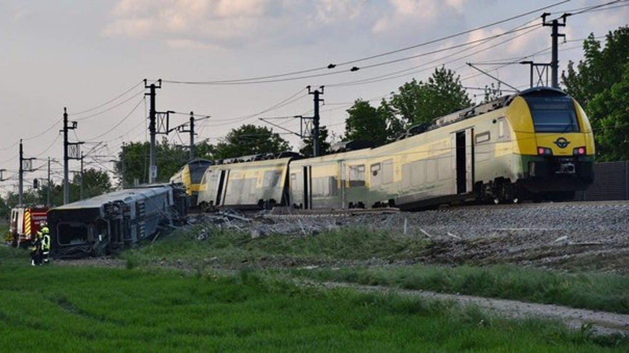 Descarrilamiento de tren deja a un muerto y 13 heridos en Viena