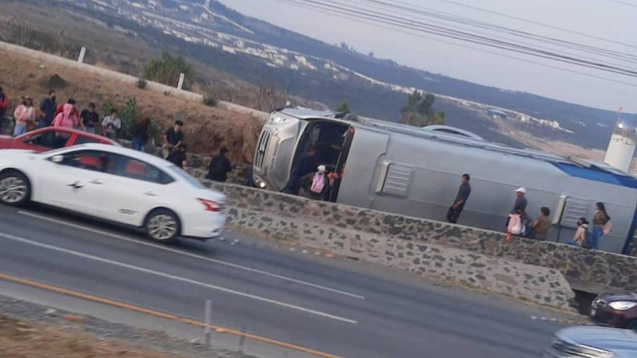Volcadura de autobús en la México-Querétaro deja 41 heridos