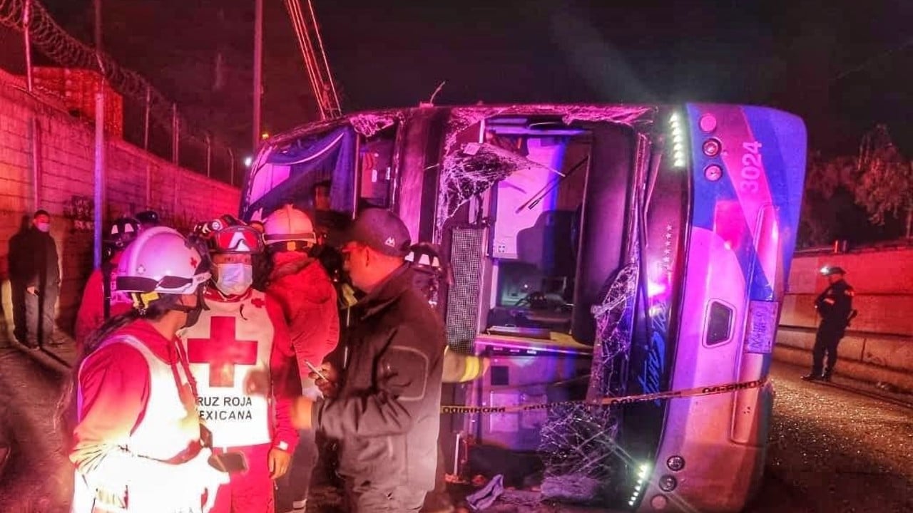 Vuelca autobús en Toluca, Estado de México