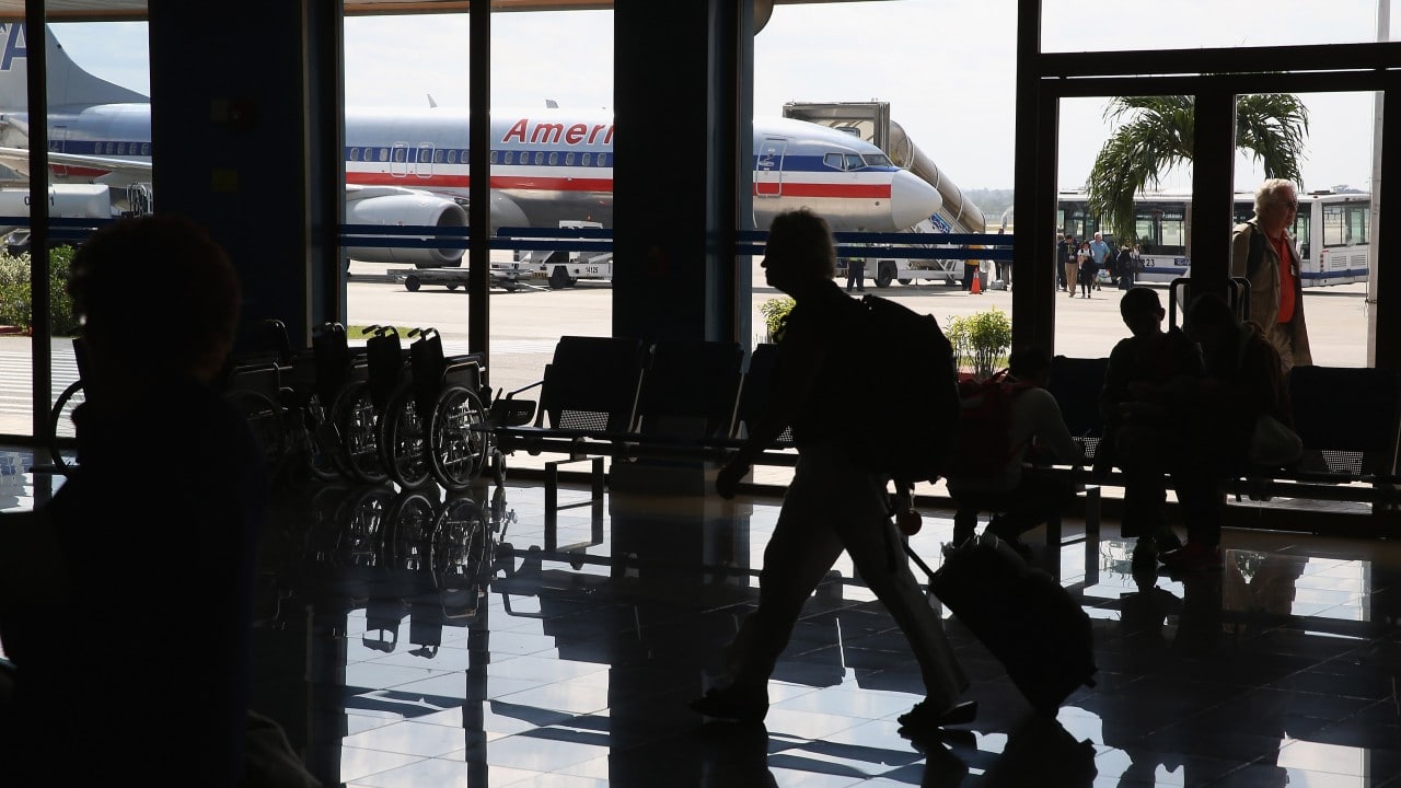 Un avión en el Aeropuerto Internacional José Martí después de volar directamente desde Miami (Getty Images)