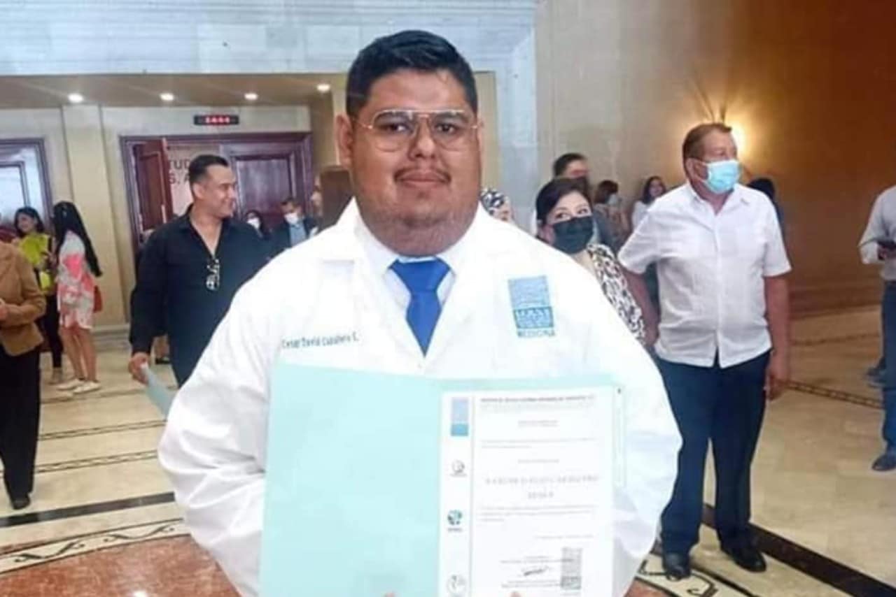 Joven de Matamoros que lavaba coches se gradúa de médico