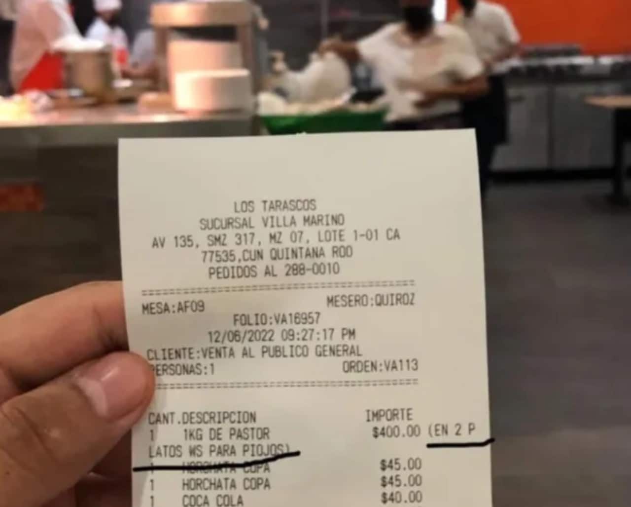 Mesero llama piojos a clientes de una taquería en Cancún