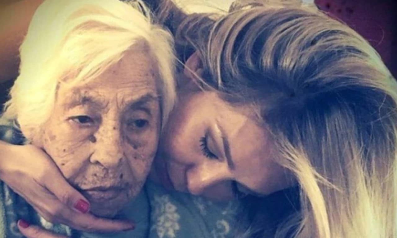 Thalía se despide de su abuela, Eva Mange, con video