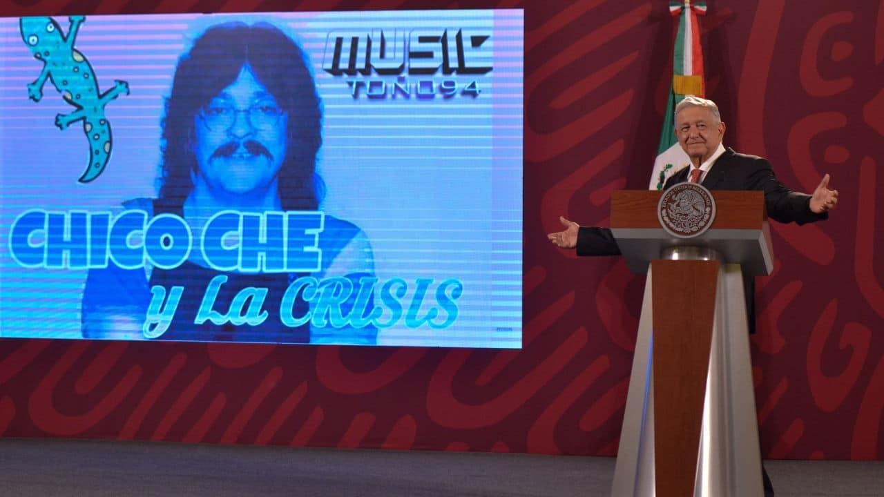 Andrés Manuel López Obrador, presidente de México, escucha una canción de Francisco José Hernández Mandujano "Chico Che", durante la mañanera