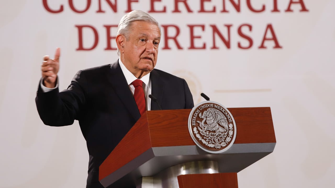 El presidente Andrés Manuel López Obrador habla durante conferencia mañanera en Palacio Nacional