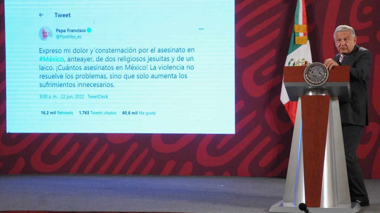 Andrés Manuel López Obrador, presidente de México, muestra el mensaje del papa, en donde habló sobre la violencia en México.