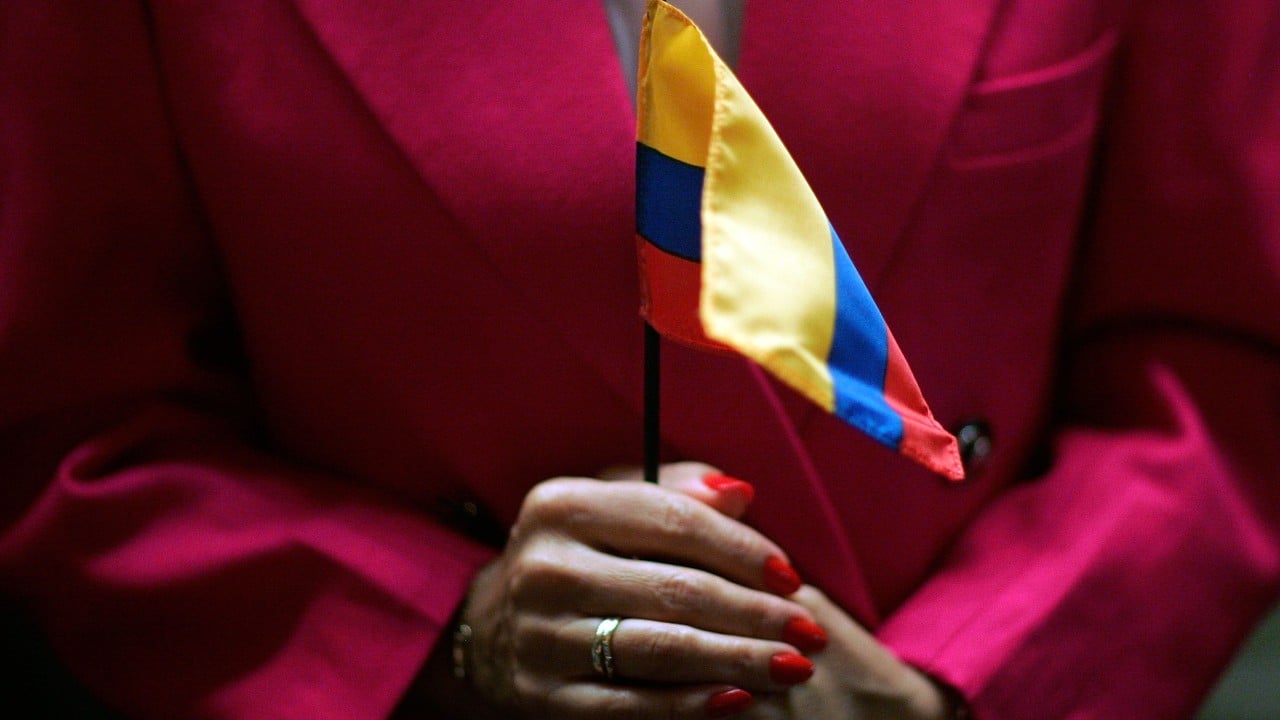 Una mujer sostiene una bandera colombiana ante la segunda vuelta de los comicios presidenciales (Getty Images)