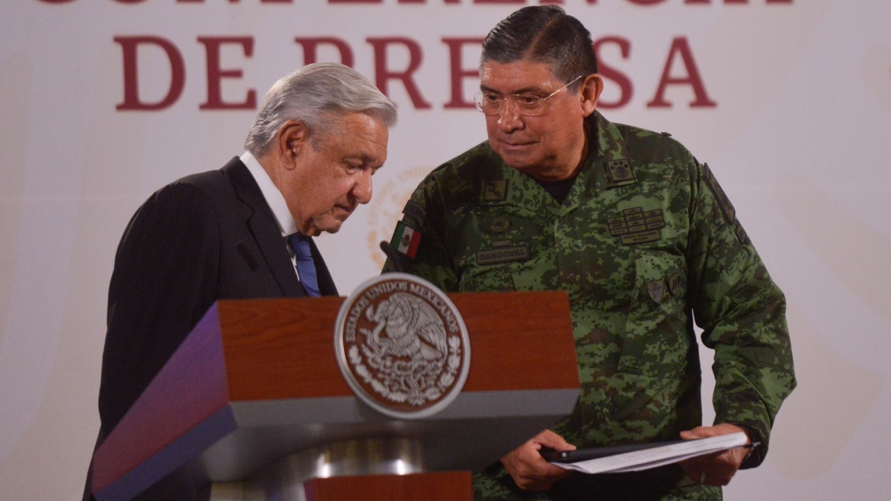 Andrés Manuel López Obrador, presidente de México, y Luis Cresencio Sandoval, secretario de la Defensa Nacional, durante la conferencia mañanera.