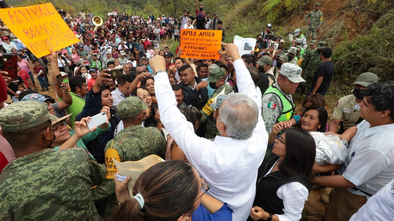 "Amor con amor se paga", declara AMLO tras visitar zonas afectadas por Agatha en Oaxaca.