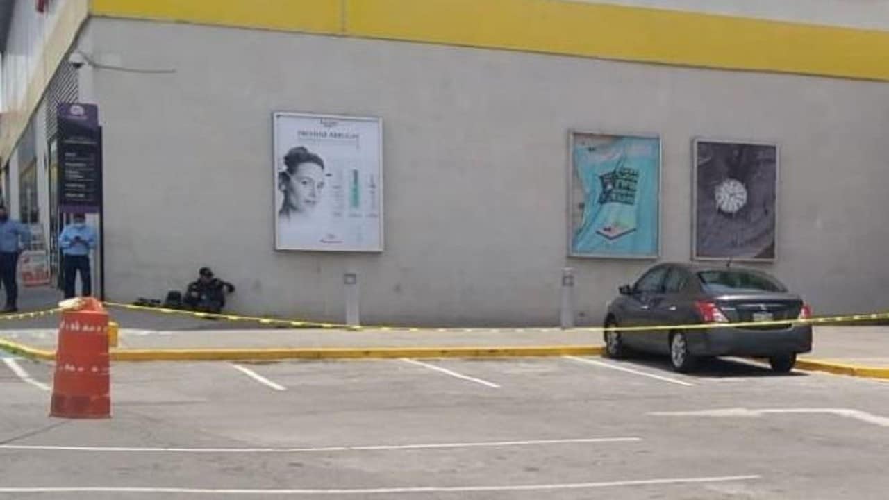Asesinan a un hombre en un centro comercial de Ecatepec.