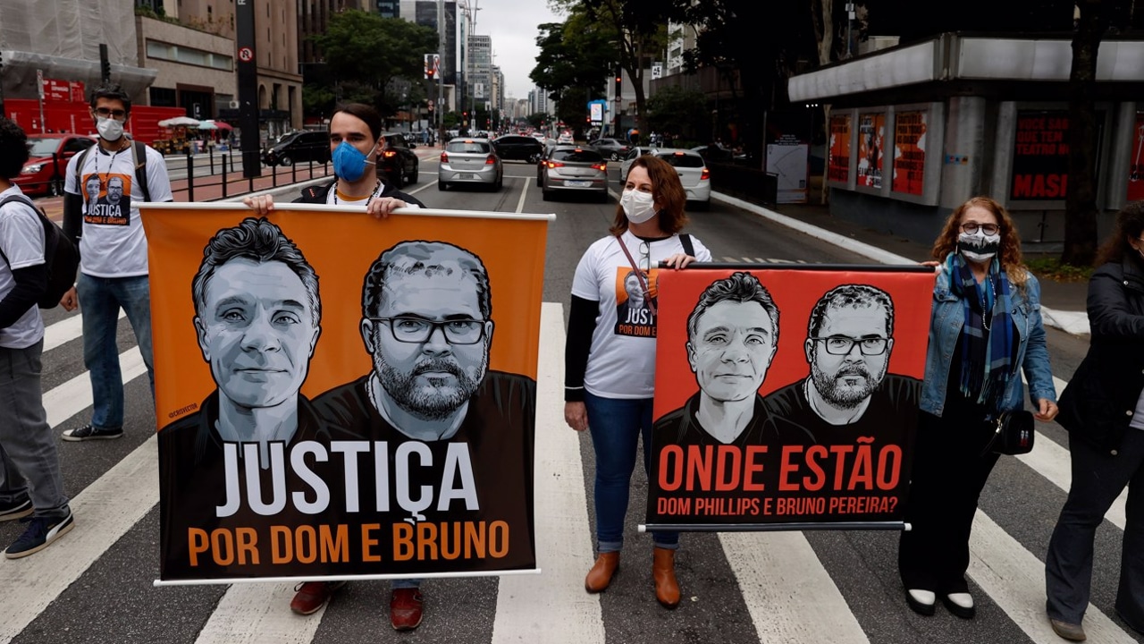 Personas protestan para exigir justicia por el asesinato del periodista británico Dom Phillips y el indigenista brasileño Bruno Araújo, en Sao Paulo.