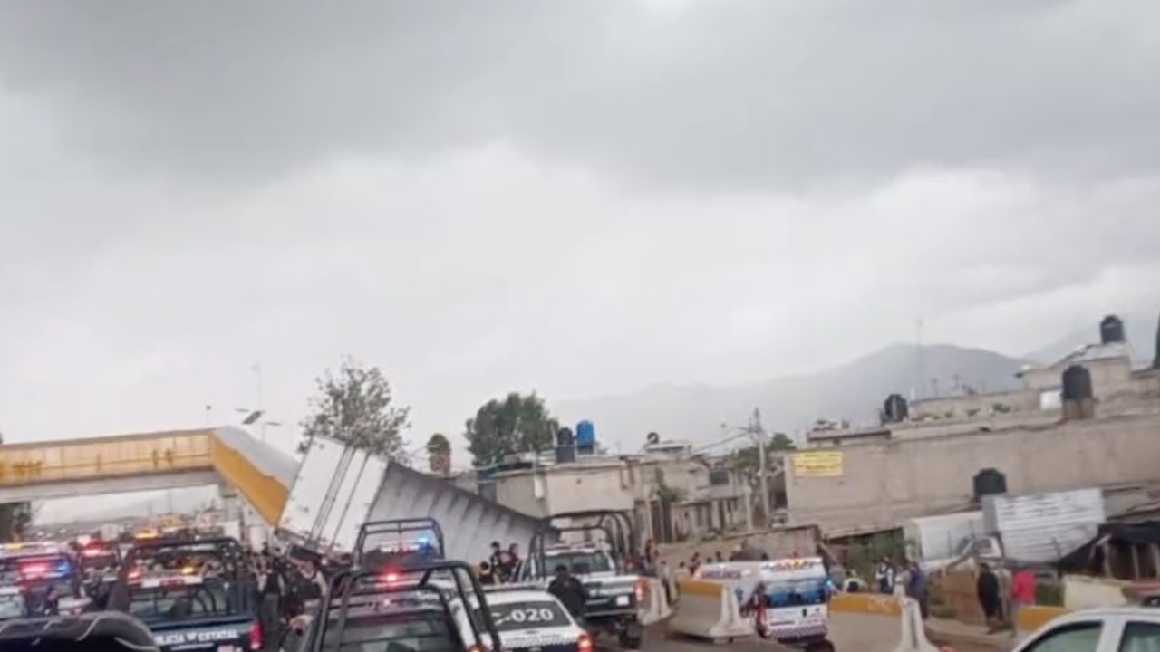 Persecución policiaca en la autopista México-Pachuca de un tráiler cargado con ropa (N+)