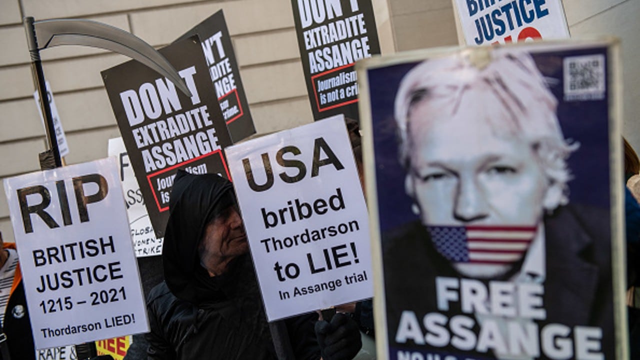 Assange, fundador de WikiLeaks, promete combatir la extradición de Reino Unido a EEUU.