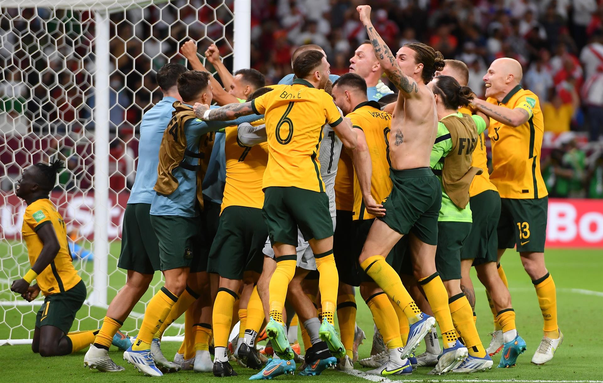 Los jugadores de Australia celebran después de ganar la tanda de penaltis del partido clasificatorio ante Perú (EFE)
