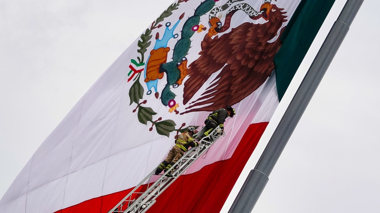 Bomberos de la ciudad desatoraron la bandera monumental de la Plaza de la Constitución a más de 50 metros de altura.