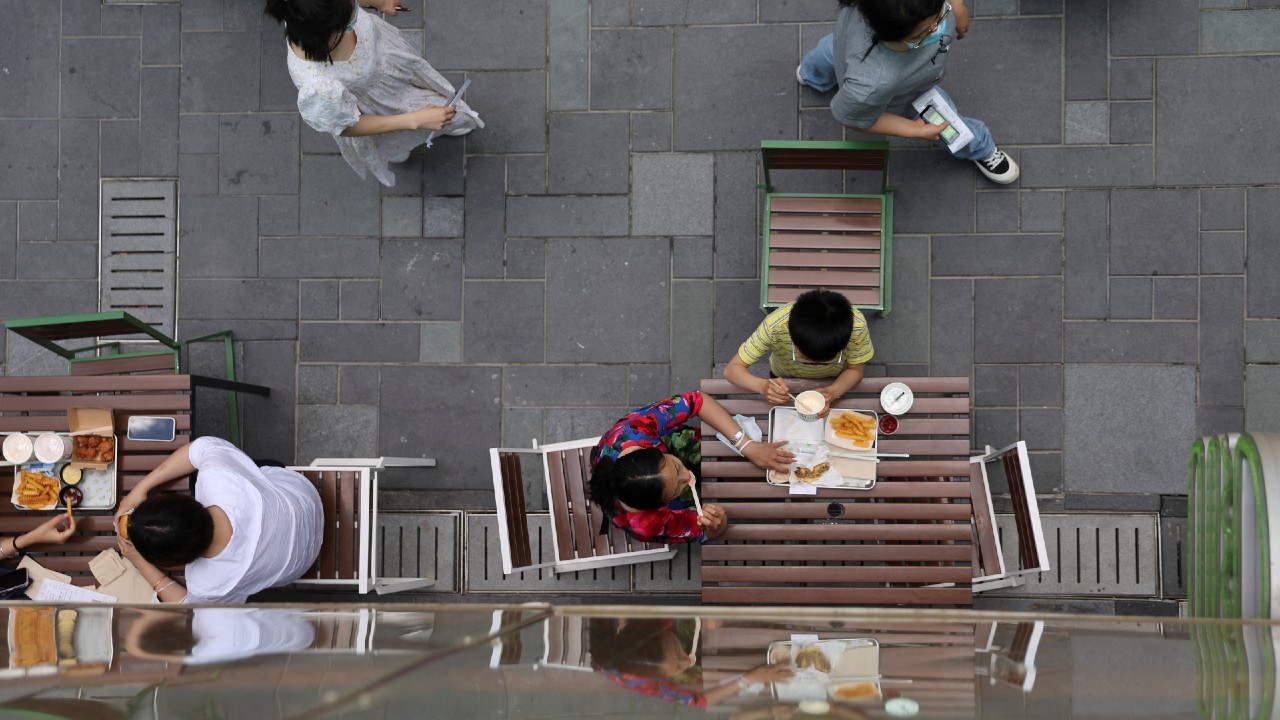 Beijing reabre restaurantes ante el descenso de contagios de COVID-19.