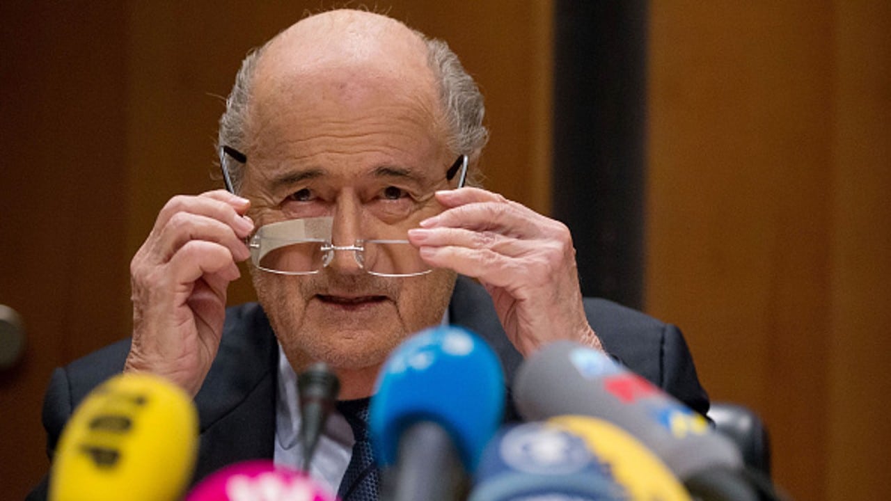 Blatter, expresidente de la FIFA, no puede testificar por problemas de salud en juicio que enfrenta por corrupción.
