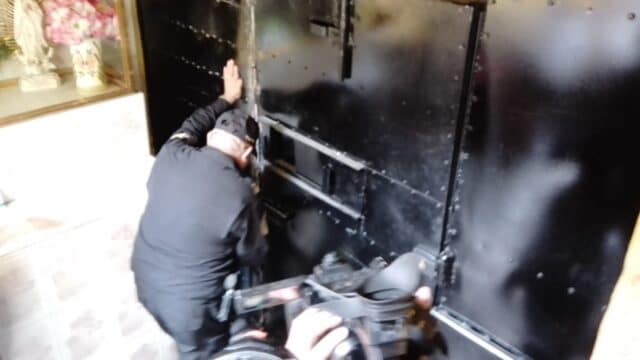 Autoridades encontraron una puerta de aproximadamente dos metros de altura, con un blindaje a prueba de balas en calle Carpintería número 50, colonia Morelos, alcaldía Venustiano Carranza (Foto: S. Servín)