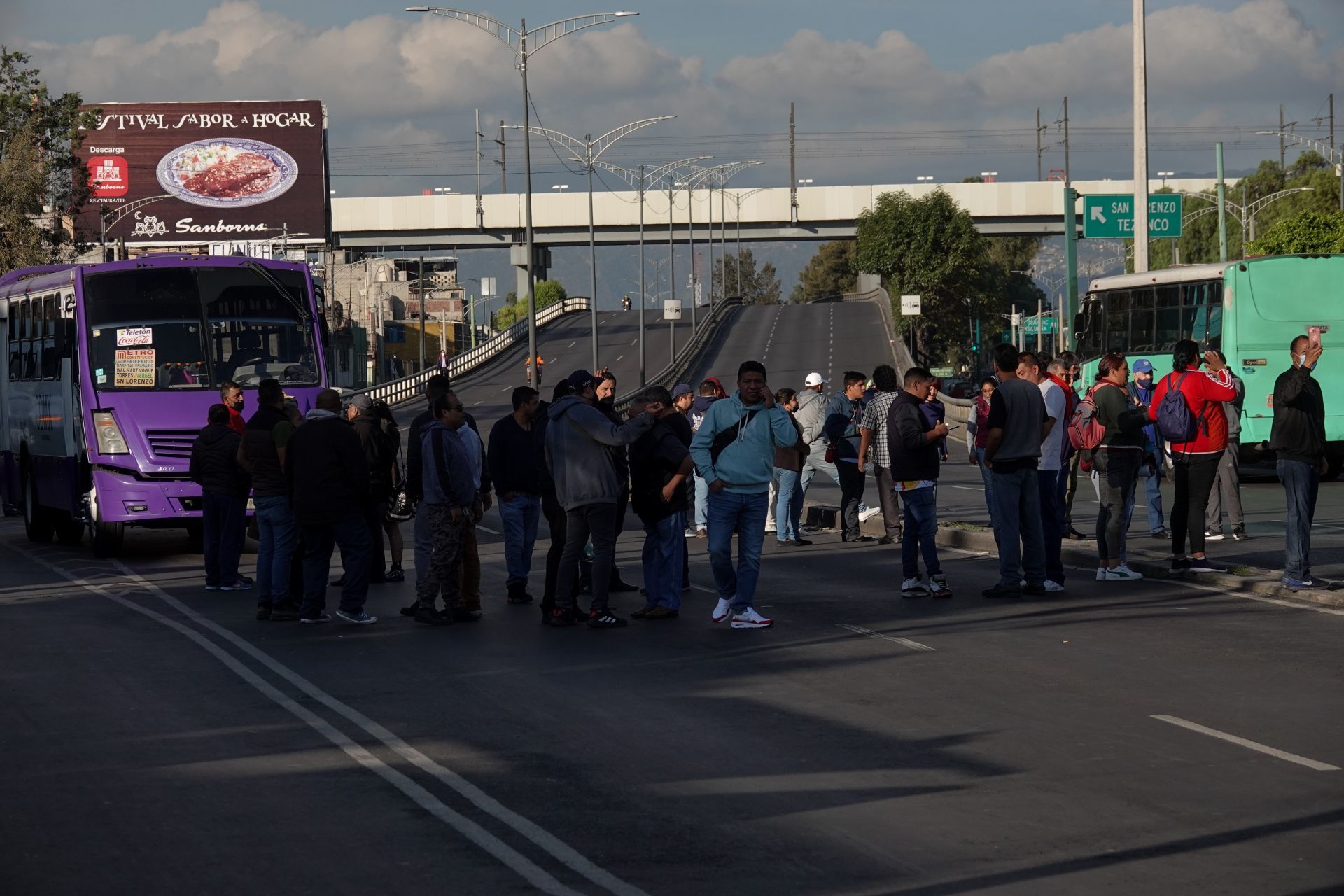Se encuentra cerrada la circulación de Periférico y Tláhuac por el bloqueo de transportistas que exigen aumento a las tarifas