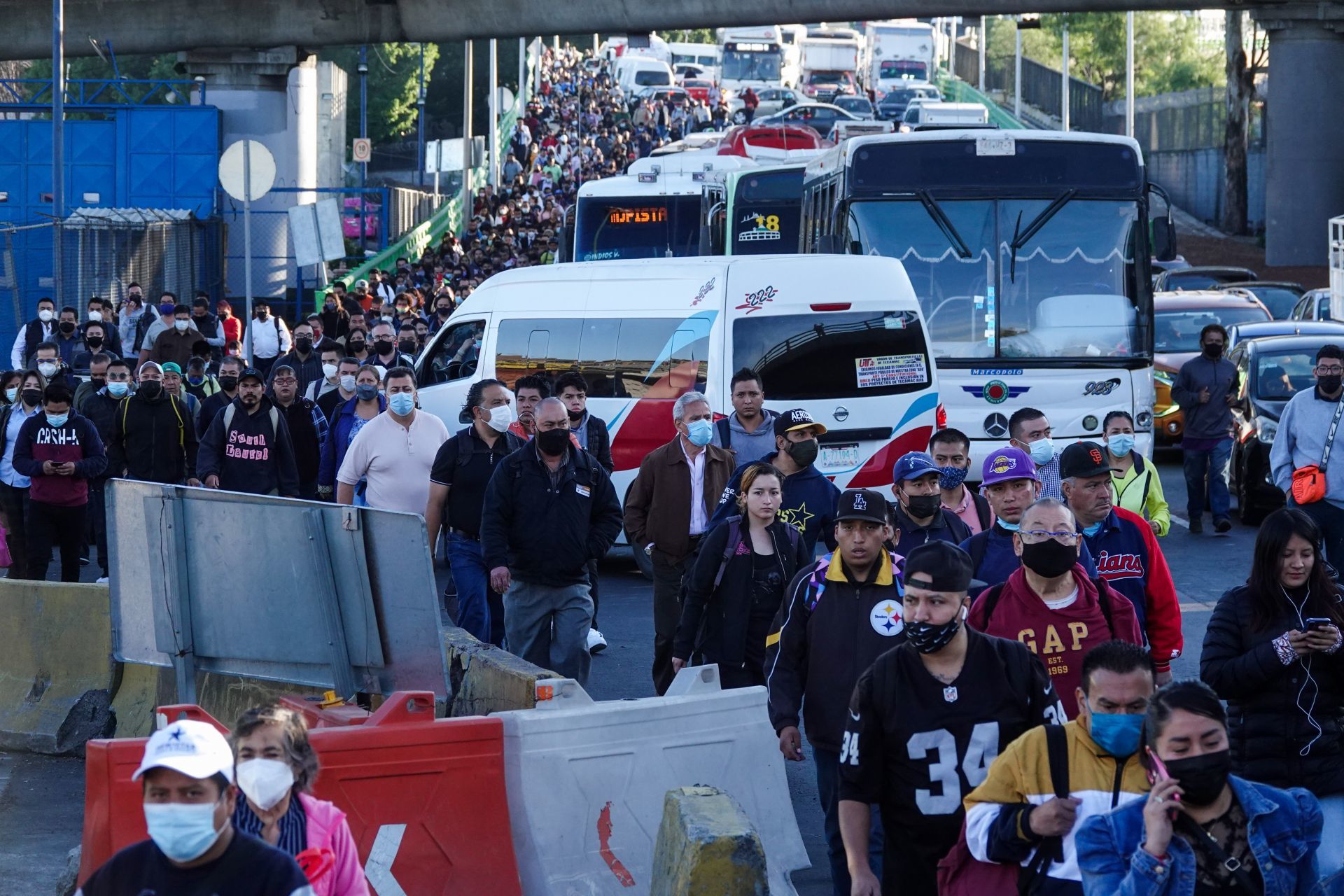 Miles de usuarios resultaron afectados por el bloqueo de avenida Insurgentes, a la altura de Indios Verdes, por parte de transportistas que exigen un aumento a la tarifa.