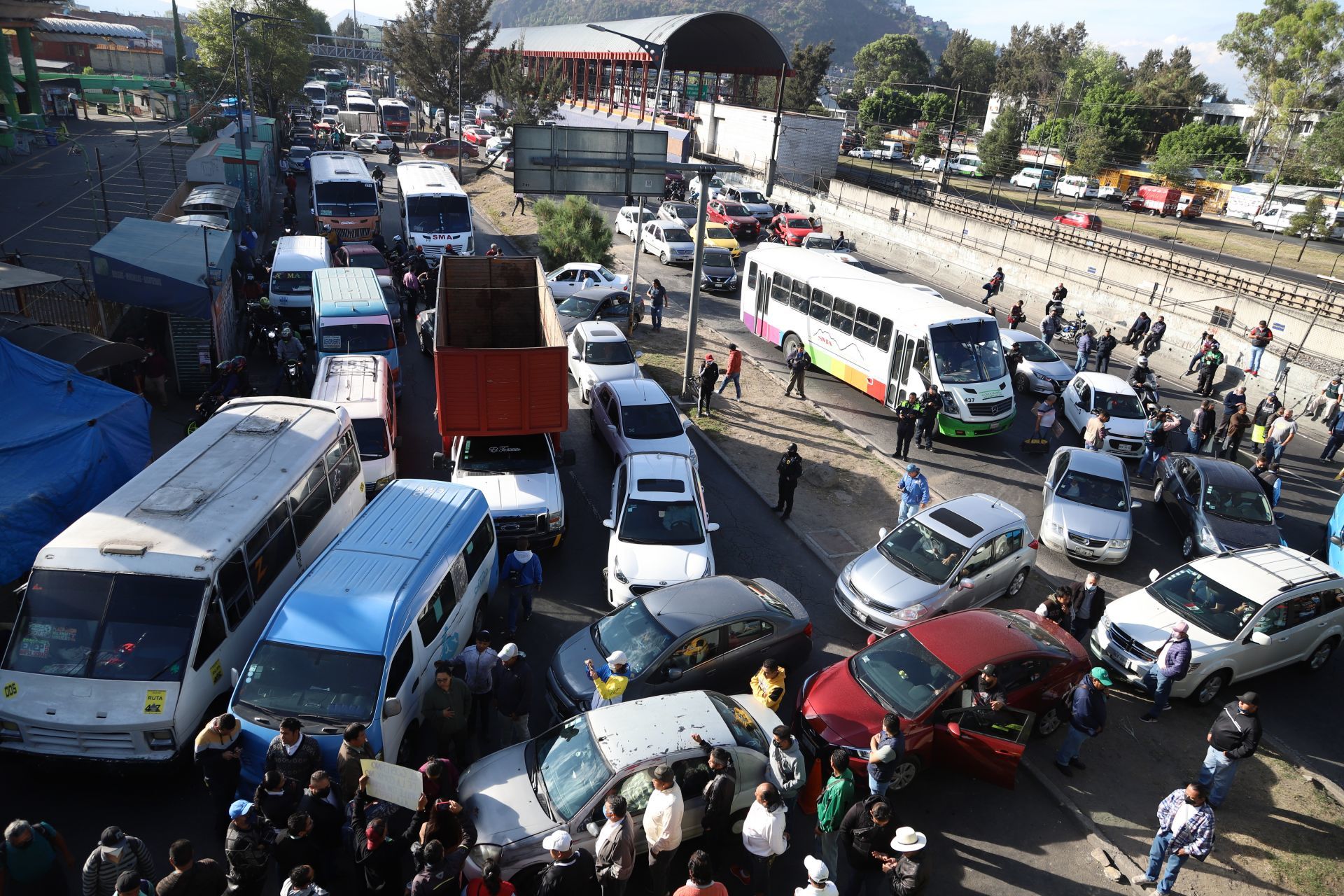 Se encuentra cerrada la circulación de la avenida Zaragoza con dirección al centro a la altura del metro Guelatao por el bloqueo de transportistas que exigen aumento a las tarifas.